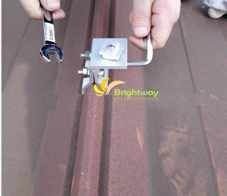 Instalación del sistema solar del sistema de aluminio AAJ002 para la instalación del sistema solar de baldosas de acero del techo de acero