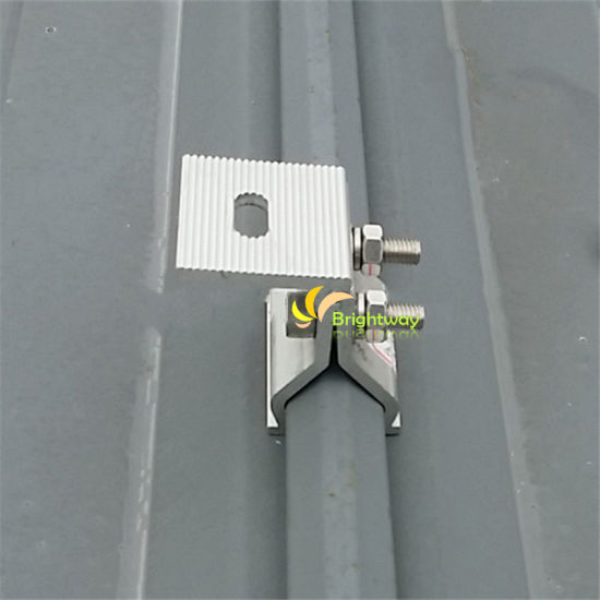 Instalación del sistema solar del sistema de aluminio AAJ002 para la instalación del sistema solar de baldosas de acero del techo de acero